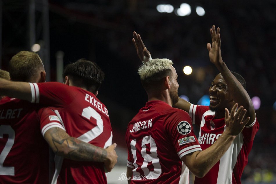 到场观战的 到场观战的